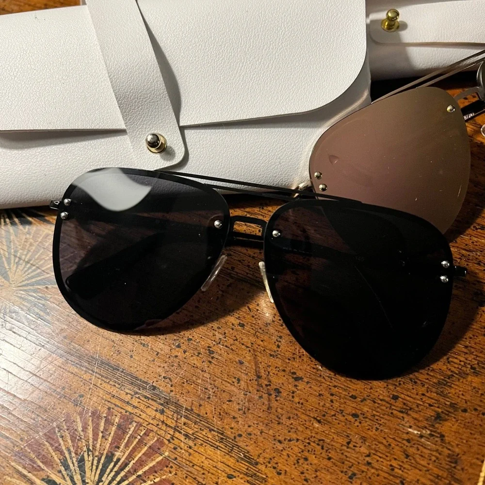 2-pack Vivienfang sunglasses black and gold tone‎ mirrored aviator